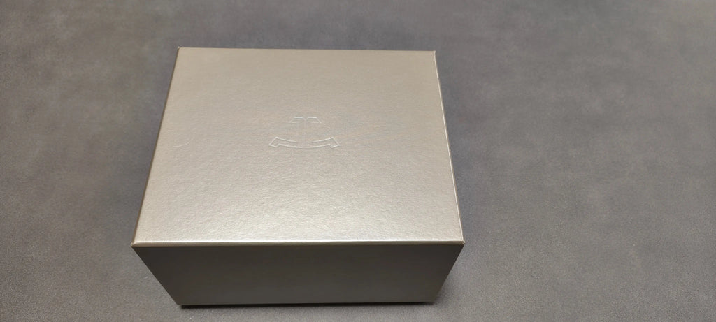 Jaeger-LeCoultre Reverso Classic Small Quartz 221.8.47 – Full Set (Box & Papers)