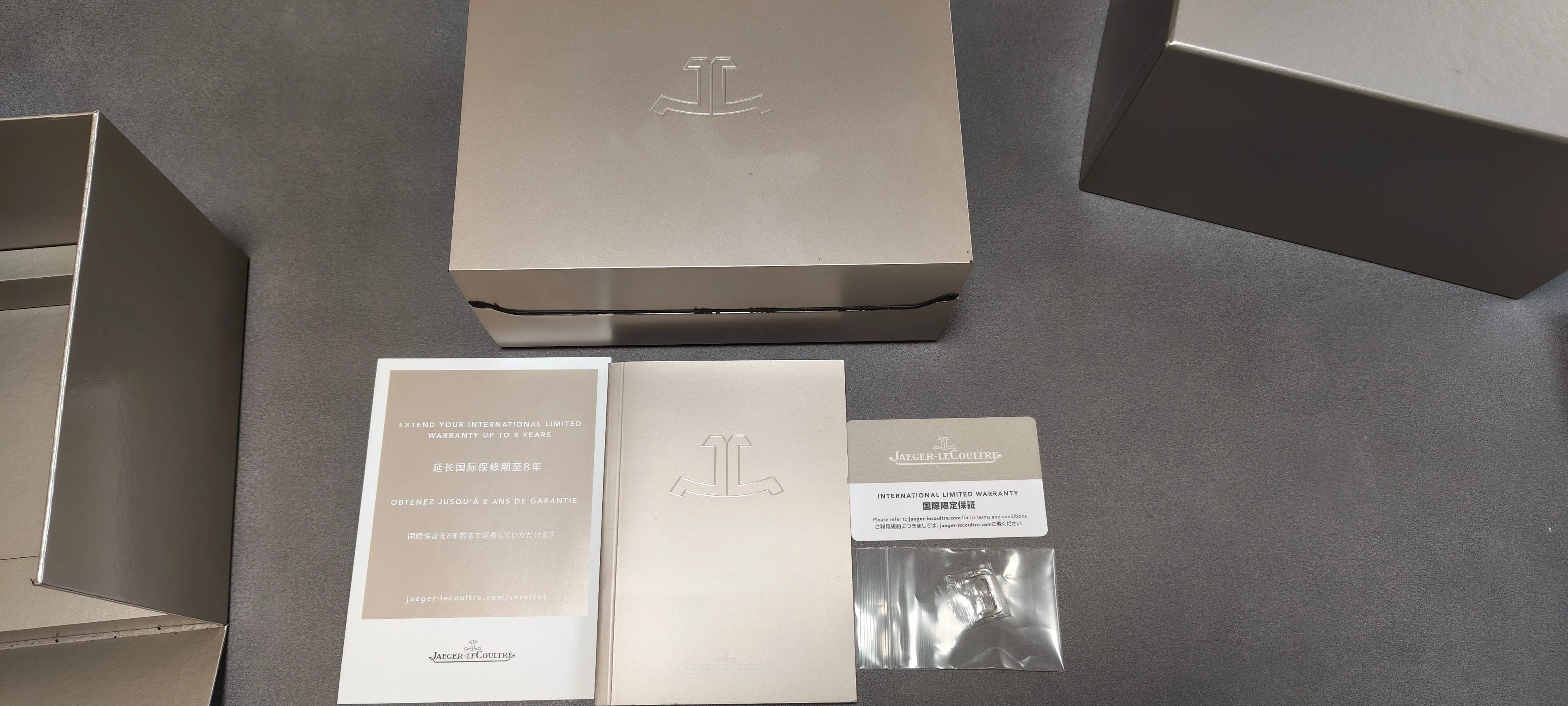 Jaeger-LeCoultre Reverso Classic Small Quartz 221.8.47 – Full Set (Box & Papers)