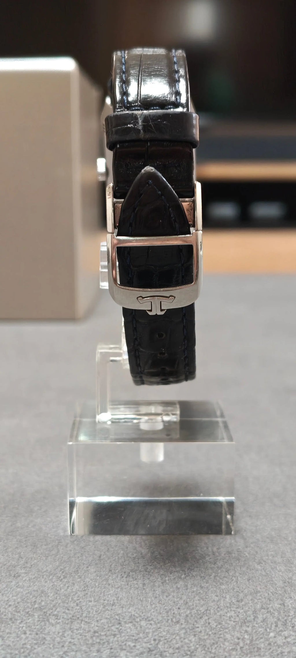 Jaeger-LeCoultre Reverso Classic Small Quartz 221.8.47 – Full Set (Box & Papers)